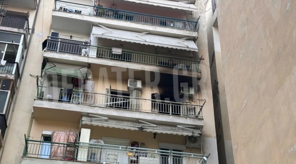 Φωτιά σε διαμέρισμα στη Θεσσαλονίκη – Άνδρας πήδηξε από το μπαλκόνι και σκοτώθηκε (Φωτογραφίες)