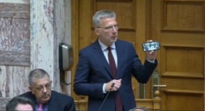 Σφοδρή αντιπαράθεση Σκέρτσου – ΣΥΡΙΖΑ για τις καλοκαιρινές διακοπές και τα “ηλιοβασιλέματα”