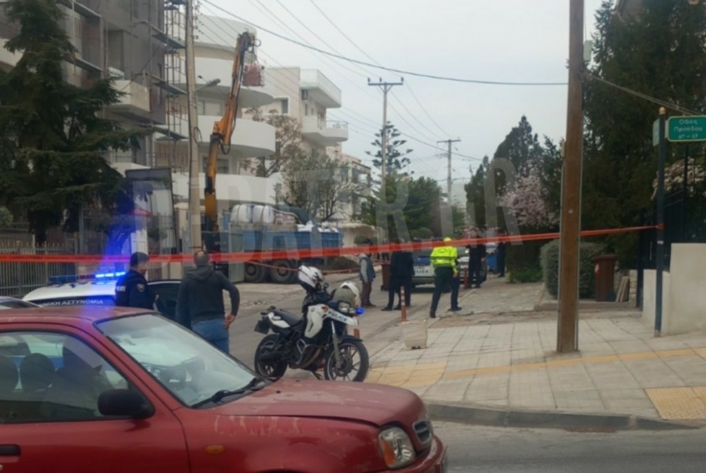 Εργατικό δυστύχημα στη Βούλα: Νεκρός ο χειριστής του γερανού που προσέκρουσε σε καλώδια (φωτογραφίες)