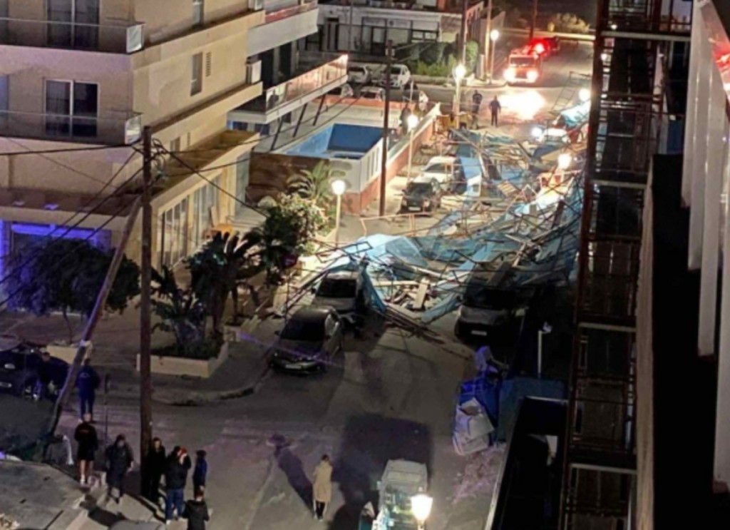 Παρολίγον τραγωδία στη Ρόδο: Σκαλωσιές κατέρρευσαν σαν ντόμινο – Έπεσαν πάνω σε αυτοκίνητα (βίντεο)