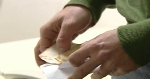 Συνελήφθη υπάλληλος Ελεγκτικής Αρχής του Δημοσίου για “φακελάκι” 4.000 ευρώ – Είχε ζητήσει δώρο και κινητό