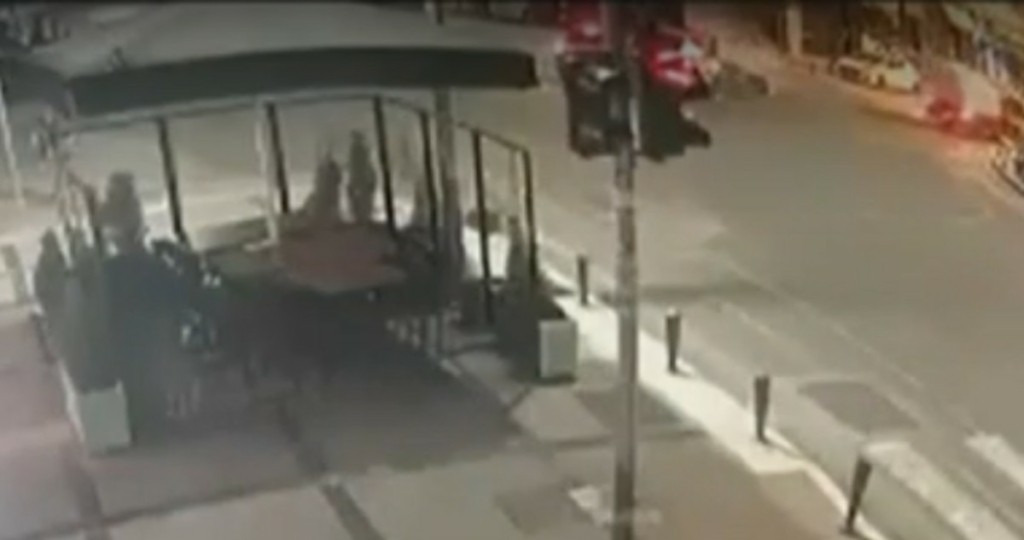 Θεσσαλονίκη: Μεθυσμένη οδηγός πέρασε με κόκκινο και καρφώθηκε με το ΙΧ της σε αγροτικό (Βίντεο)
