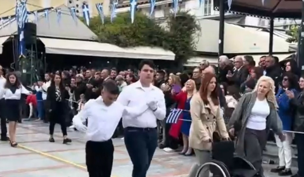Ξεσπά για τον “μισαναπηρισμό” της Ακρίτα η μητέρα του μαθητή που παρέλασε: “Του κόβει τα φτερά”