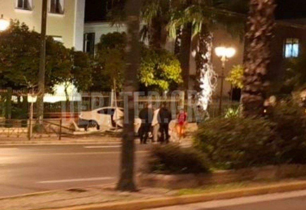Τροχαίο στη Βασιλίσσης Σοφίας: Οδηγός ΙΧ έχασε τον έλεγχο κι έπεσε στα κάγκελα (Βίντεο, φωτογραφίες)