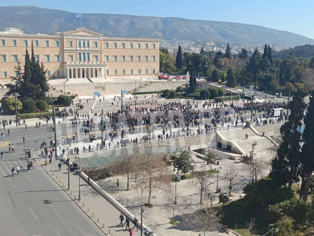 Τέμπη: Χιλιάδες κόσμου στο πανεκπαιδευτικό συλλαλητήριο στο κέντρο της Αθήνας (Εικόνες)