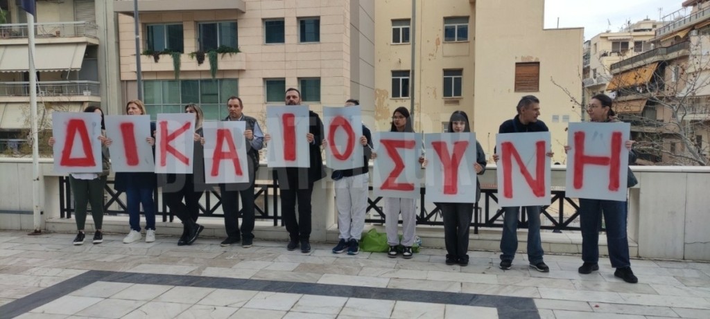 Δίκη για Μάτι: Με πλακάτ που γράφουν “δικαιοσύνη” και “κακούργημα” οι συγγενείς θυμάτων έξω από το Εφετείο
