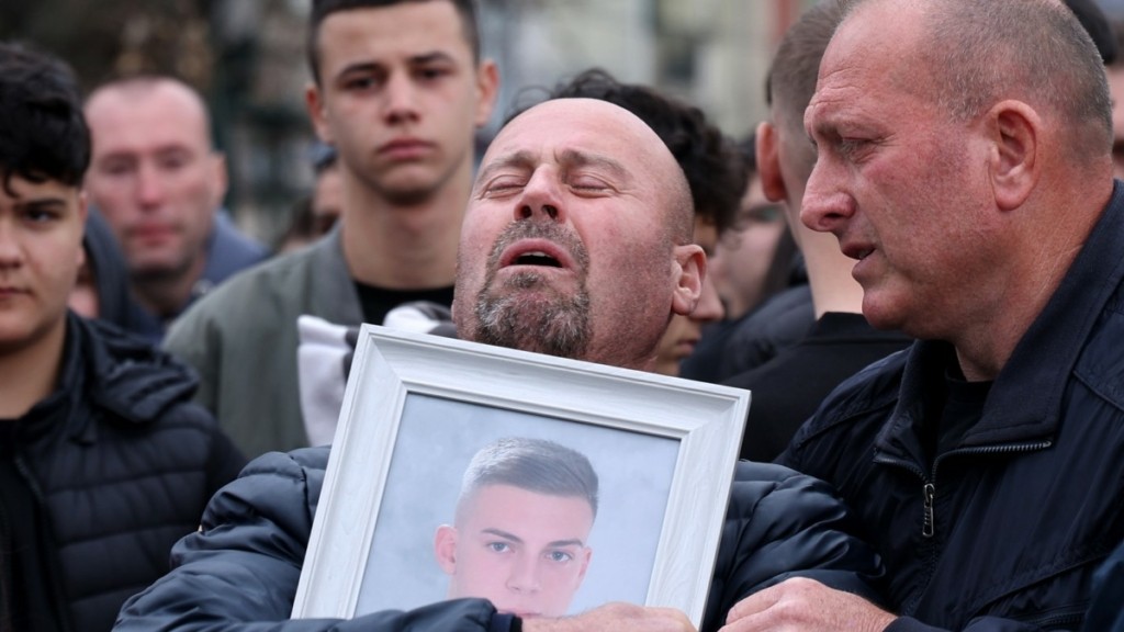 Βόρεια Μακεδονία: Οργή και θλίψη για τους 59 νεκρούς – Συγκεντρωμένοι πολίτες ζητούν την απόδοση ευθυνών