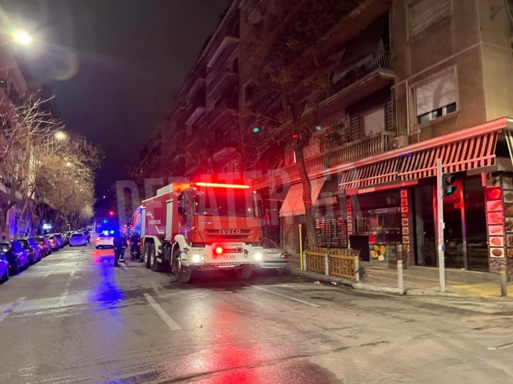 Φωτιά τα ξημερώματα σε κατάστημα στο κέντρο της Αθήνας (φωτογραφίες)