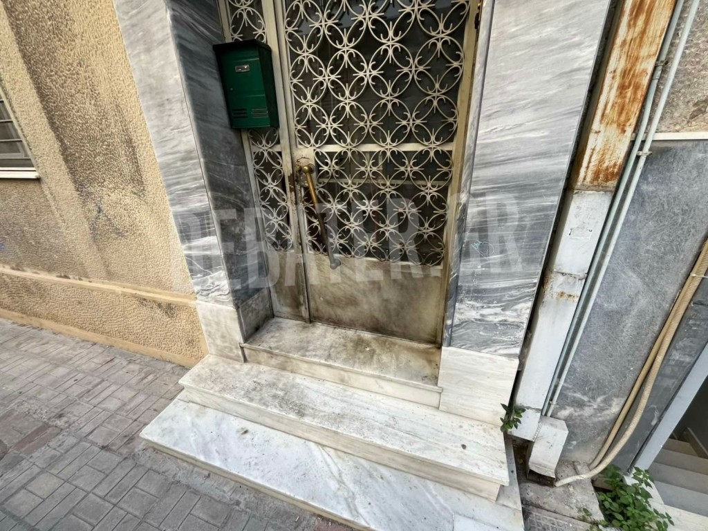 Εμπρηστική επίθεση στην πολυκατοικία όπου μένει ο δικηγόρος Νεκτάριος Μανιάτης – “Δεν θα γονατίσω”