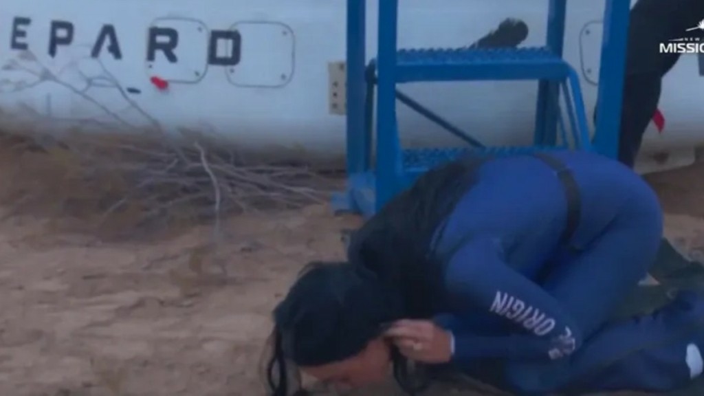 Blue Origin: Γονάτισε και φίλησε το χώμα η Κέιτι Πέρι μόλις άνοιξε η κάψουλα (Βίντεο)
