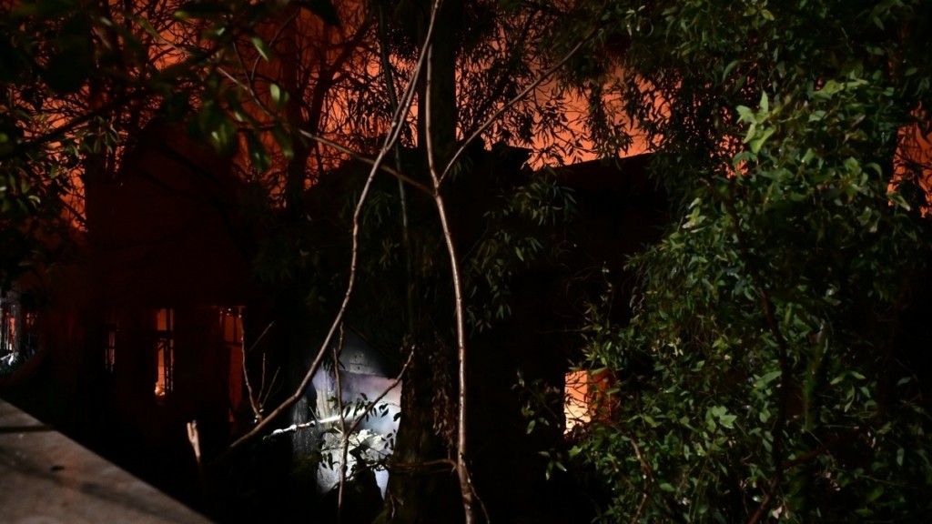 Άνω Πατήσια: Σε ύφεση η φωτιά στο εγκαταλελειμμένο εργοστάσιο – Τι καταγγέλλουν οι κάτοικοι (Βίντεο)