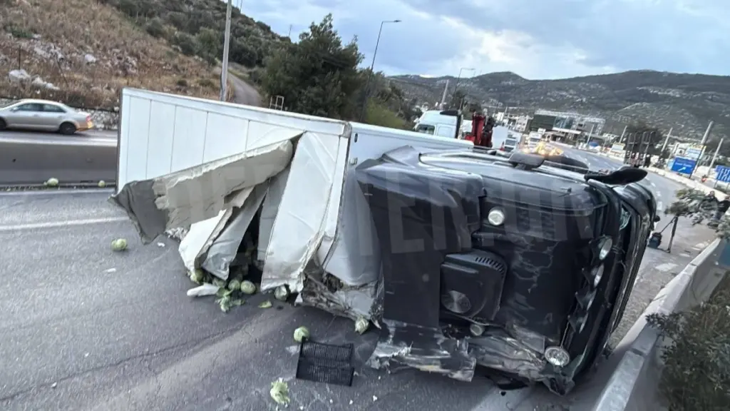 Ανατροπή νταλίκας στον Σκαραμαγκά: Ο ίδιος οδηγός είχε ντεραπάρει και στου Ρέντη πριν 2 χρόνια (Βίντεο)