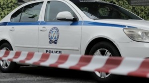 Επίθεση με μολότοφ σε αστυνομικούς στο λόφο Στρέφη – Ένας τραυματίας