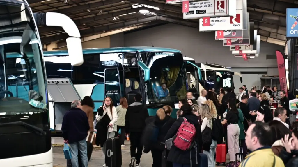 Μαζική η έξοδος των εκδρομέων του Πάσχα: Γεμάτα πλοία και ΚΤΕΛ, αυξημένη κίνηση στις εθνικές οδούς