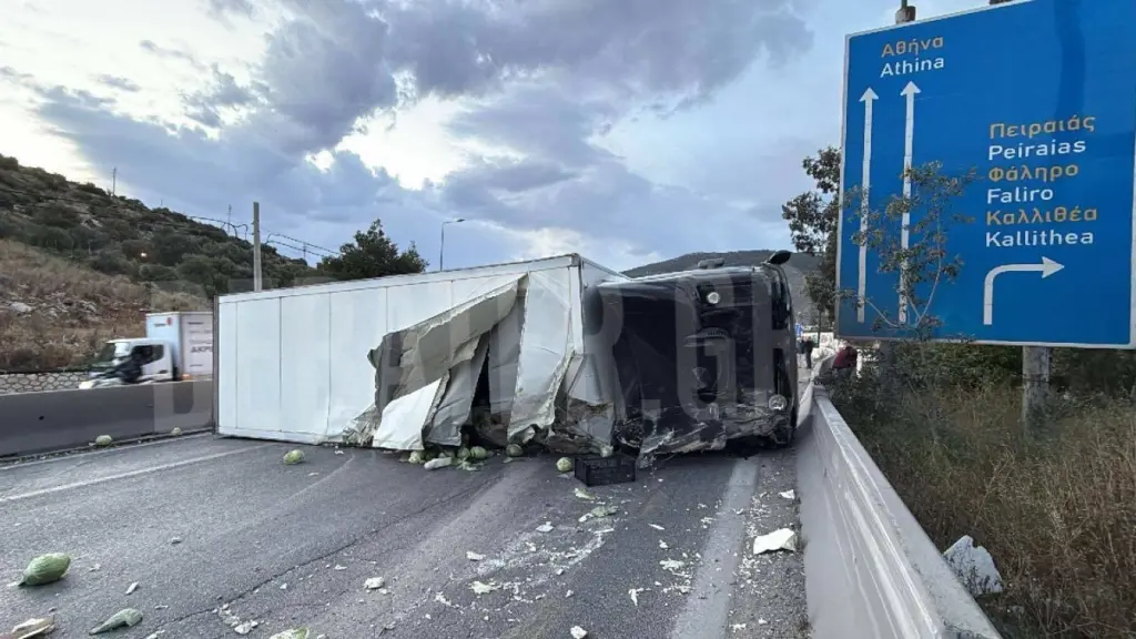 Ανετράπη νταλίκα στο ύψος του Σκαραμαγκά – Κλειστό το ρεύμα προς Αθήνα της Αθηνών-Κορίνθου (Εικόνες)