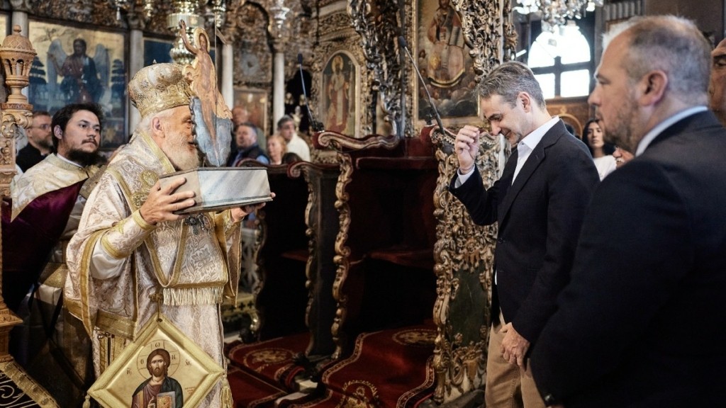 Ο Κυριάκος Μητσοτάκης παρακολούθησε την πρώτη Ανάσταση στην Τήνο (Φωτογραφίες)