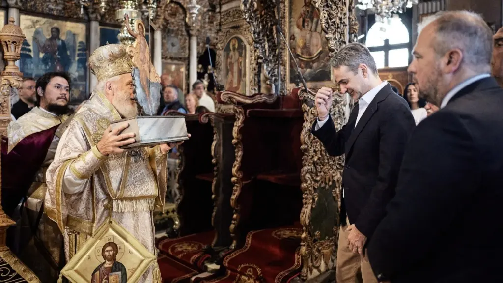 Ο Κυριάκος Μητσοτάκης παρακολούθησε την πρώτη Ανάσταση στην Τήνο (Φωτογραφίες)
