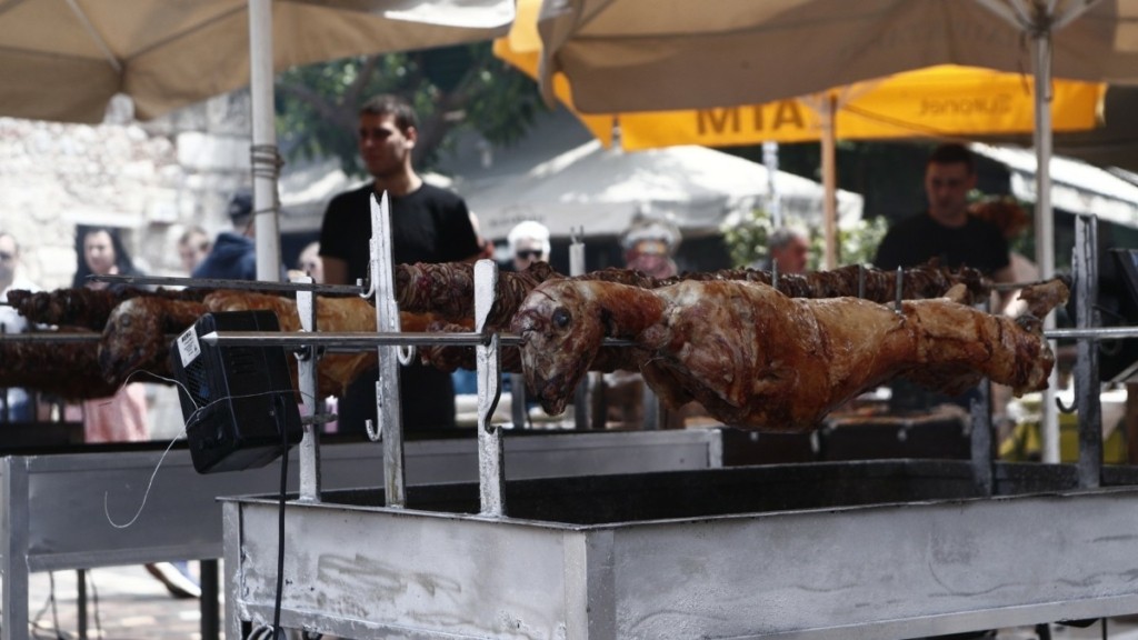 Με τι καιρό θα σουβλίσουμε τον οβελία – Πού θα βρέξει την Κυριακή του Πάσχα