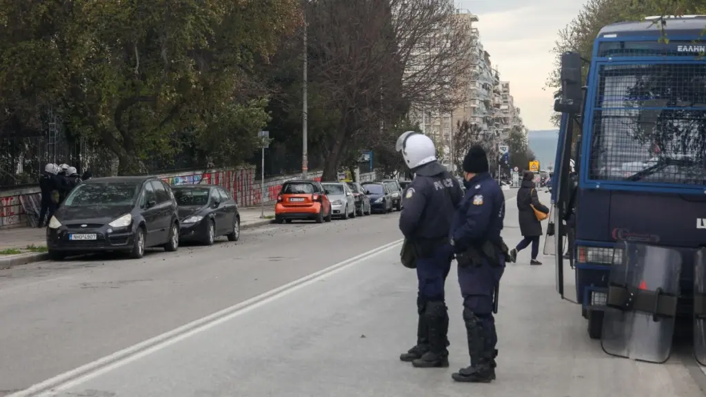 ΑΠΘ: Αστυνομική επιχείρηση για εκκένωση κατάληψης σε αίθουσα (Φωτογραφίες)