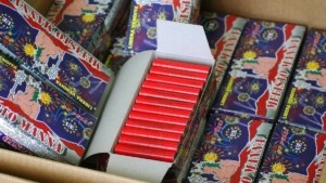 Κως: Χειροπέδες σε 59χρονη που είχε στο κατάστημά της πάνω από 25.000 κροτίδες και πυροτεχνήματα