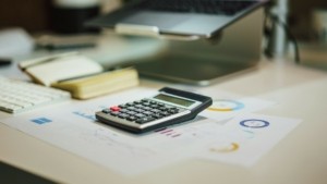 Οι φοροελαφρύνσεις σε αριθμούς: Άνοιξε το taxcalc2025.minfin.gr – Πόσα κερδίζετε στο μισθό σας από τον Ιανουάριο