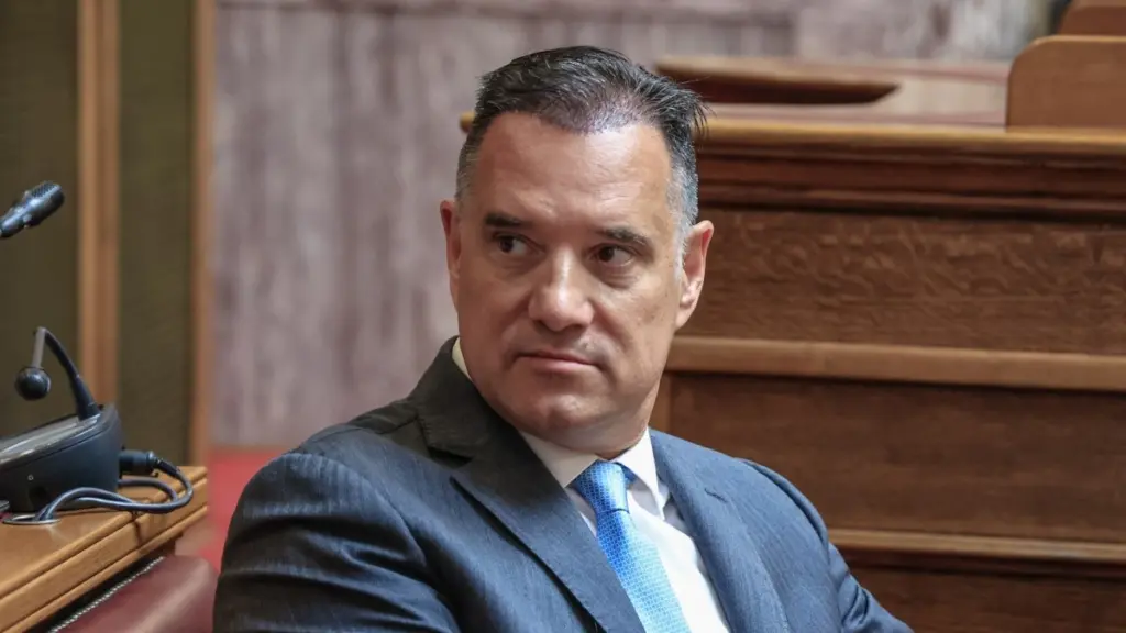 Ο Άδωνις Γεωργιάδης υποβλήθηκε σε μεταμόσχευση μαλλιών (Φωτογραφίες)