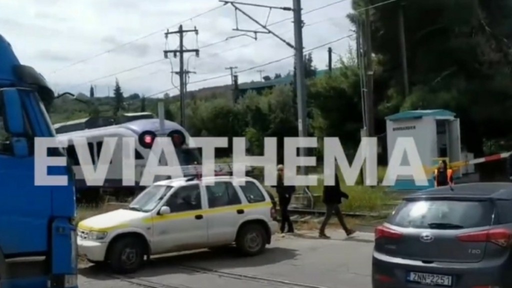 Αυλίδα: Συρμός του Προαστιακού συγκρούστηκε με φορτηγό που παραβίασε φυλασσόμενη διάβαση (Βίντεο)