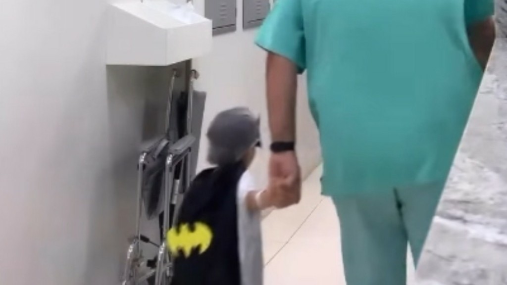 Βράβευσαν τον Βραζιλιάνο γιατρό που ντύνει τα παιδιά υπερήρωες πριν το χειρουργείο – Συγκινητικό βίντεο