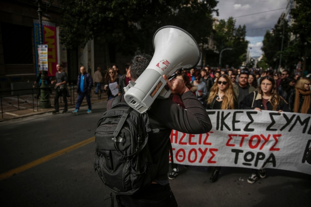 Πανελλαδική απεργία: “Παγώνει” η χώρα – Ποιοι συμμετέχουν στις κινητοποιήσεις, πώς κινούνται τα ΜΜΜ