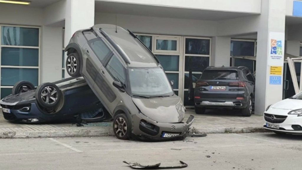 Ασύλληπτο τροχαίο στο ΟΑΚΑ: “Kόλλησε” το γκάζι σε ΙΧ και παρέσυρε σταθμευμένα οχήματα