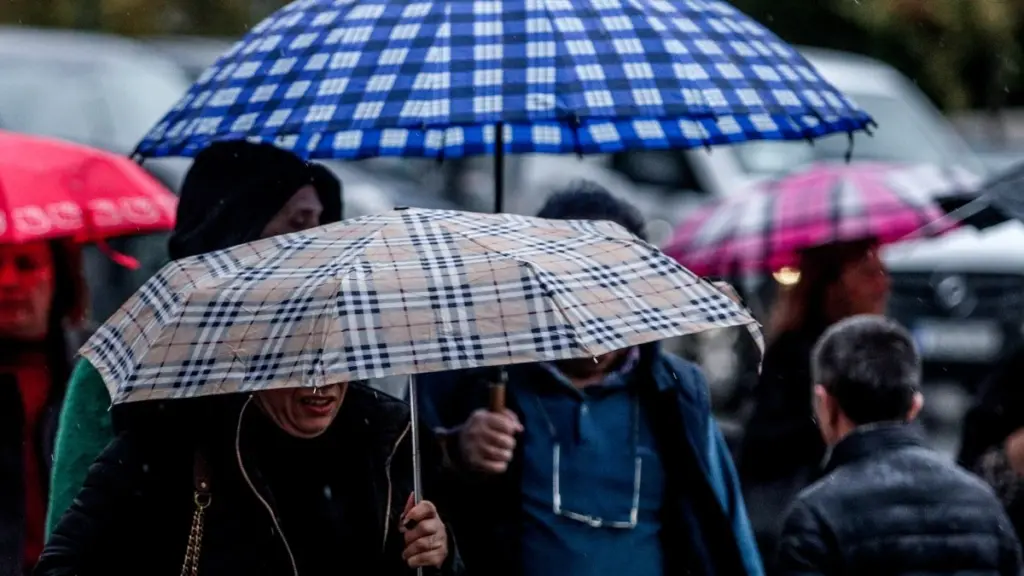 Άστατος με τοπικές λασποβροχές ο καιρός σήμερα – Ανεβαίνει η θερμοκρασία