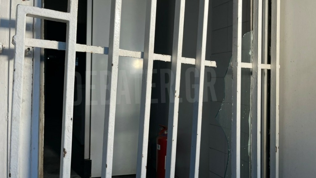Μενίδι: Διέρρηξαν εργαστήριο με σφολιάτες και του έβαλαν φωτιά (Φωτογραφίες)