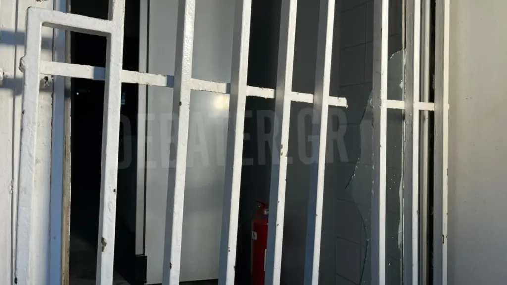 Μενίδι: Διέρρηξαν εργαστήριο με σφολιάτες και του έβαλαν φωτιά (Φωτογραφίες)