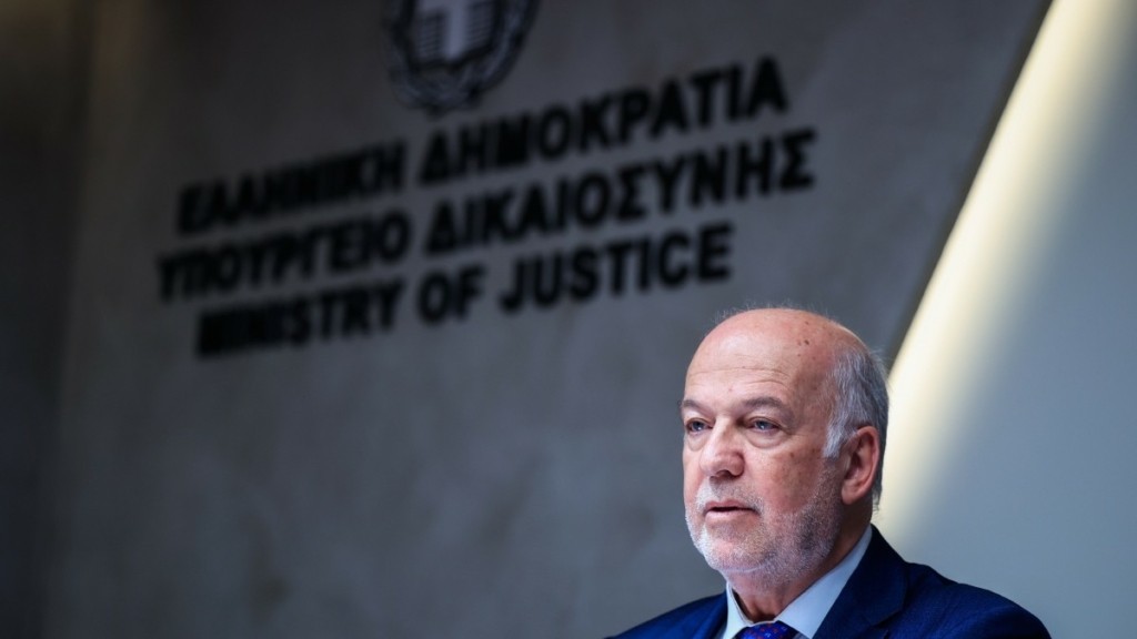 Φλωρίδης: “Τα ομόφυλα ζευγάρια γυναικών μπορούν να αποκτήσουν παιδί μέσω παρενθεσίας”