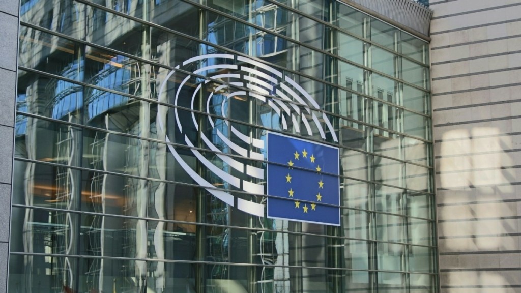 Σε δύο φάσεις η απάντηση της ΕΕ στους δασμούς του Τραμπ – “Είμαστε έτοιμοι για τον εμπορικό πόλεμο”