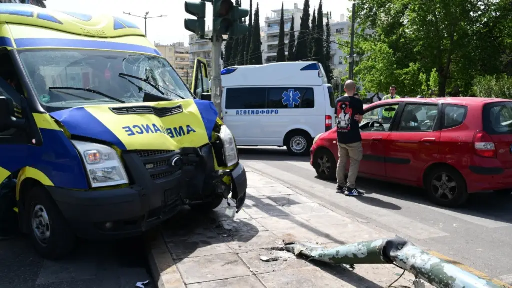 Παγκράτι: Μάχη για τη ζωή της δίνει η 78χρονη ασθενής του ασθενοφόρου μετά το τροχαίο