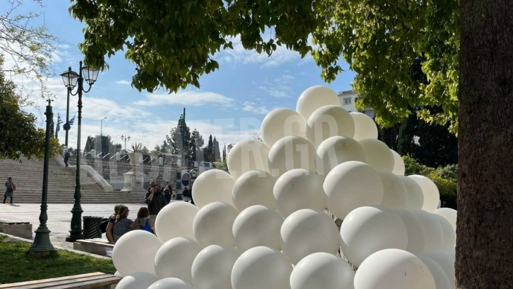 Τι είναι η περίεργη πυραμίδα με λευκές μπάλες στο Σύνταγμα (Φωτογραφίες)