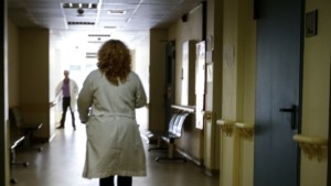 Στο “κόκκινο” η γρίπη: Γεμίζουν τα νοσοκομεία, 871 νέες εισαγωγές και 8 θάνατοι σε μια εβδομάδα