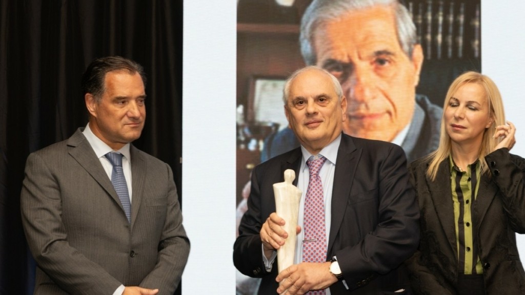 Παύλος Γιαννακόπουλος: Τιμήθηκε με το Βραβείο Κορυφαίας Προσωπικότητας στον κλάδο της Ελληνικής Φαρμακοβιομηχανίας