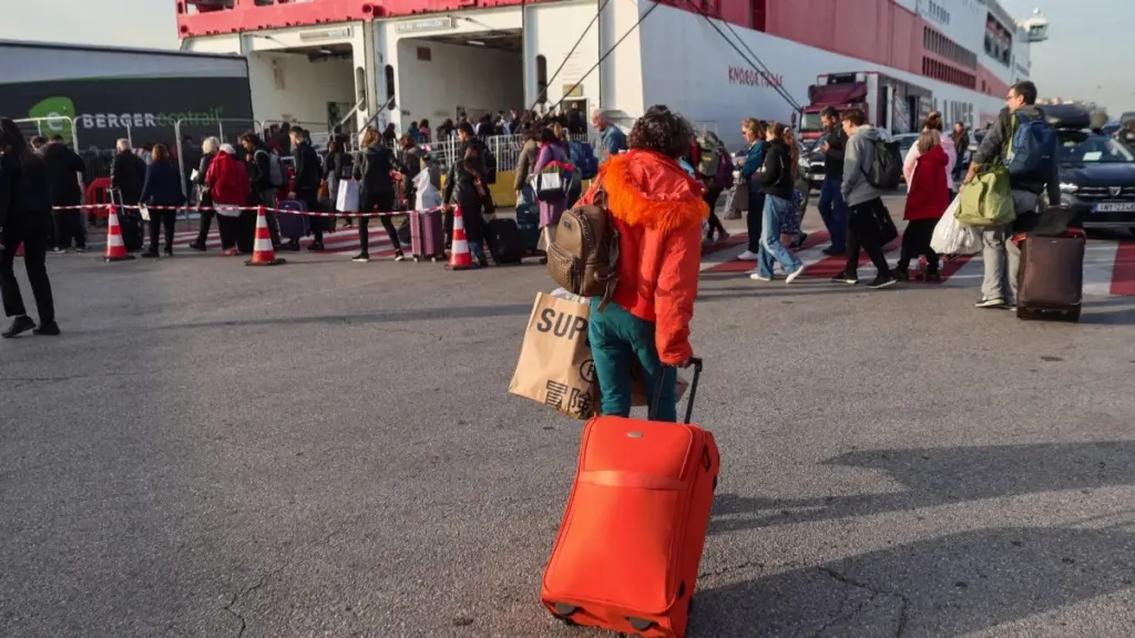 Φθηνότερα ακτοπλοϊκά εισιτήρια με λιγότερα λιμενικά τέλη από 1η Μαΐου – Η “ακτινογραφία” του μέτρου