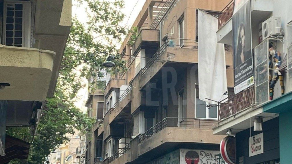 Εξάρχεια: Εικόνες από την έφοδο της ΕΛΑΣ στο υπό κατάληψη κτίριο – Βρήκαν κράνη, καδρόνια, μπουκάλια