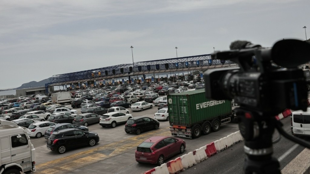 Πάσχα 2025: Φεύγουν μαζικά οι Αθηναίοι – Ουρές χιλιομέτρων στην Αθηνών-Κορίνθου, δύσκολη η Αττική Οδός