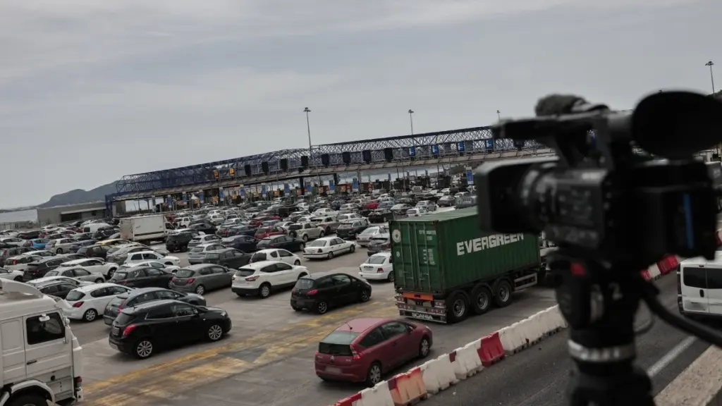 Πάσχα 2025: Φεύγουν μαζικά οι Αθηναίοι – Ουρές χιλιομέτρων στην Αθηνών-Κορίνθου, δύσκολη η Αττική Οδός