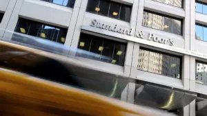 S&P: Διατήρησε την Ελλάδα στο BBB – Πρωτογενές πλεόνασμα 3,8% και χρέος στο 107% έως το 2029