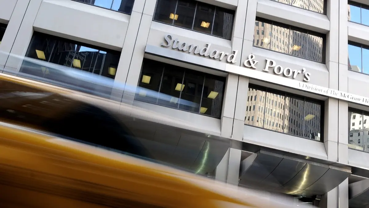 S&P: Διατήρησε την Ελλάδα στο BBB – Πρωτογενές πλεόνασμα 3,8% και χρέος στο 107% έως το 2029