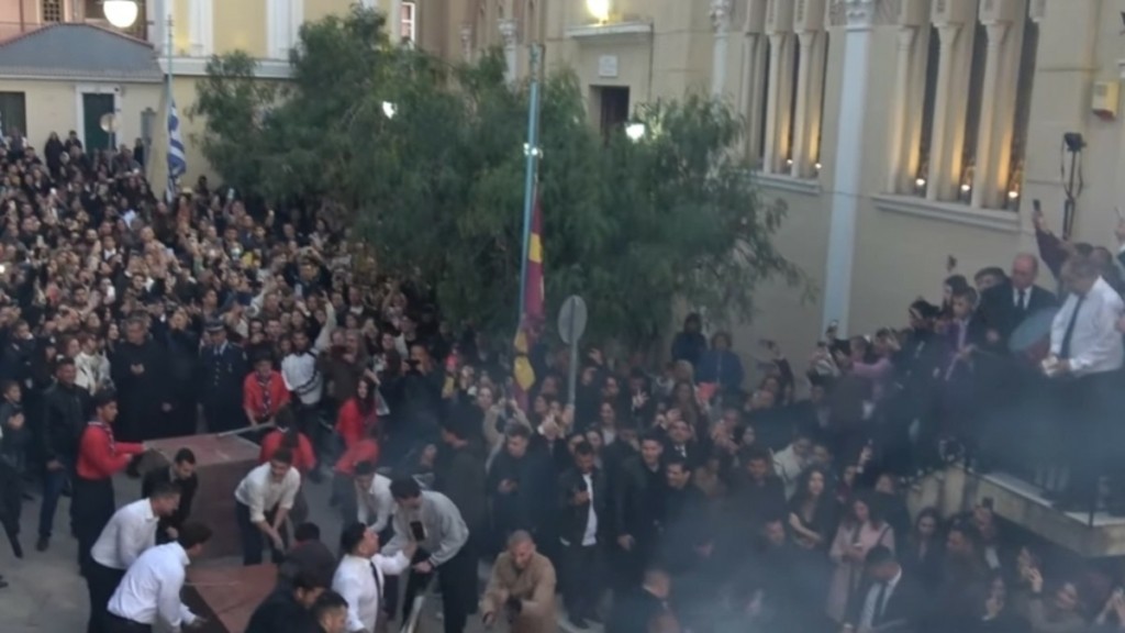Έγινε η πρώτη Ανάσταση στη Ζάκυνθο – Το έθιμο του “σεισμού” (Βίντεο)