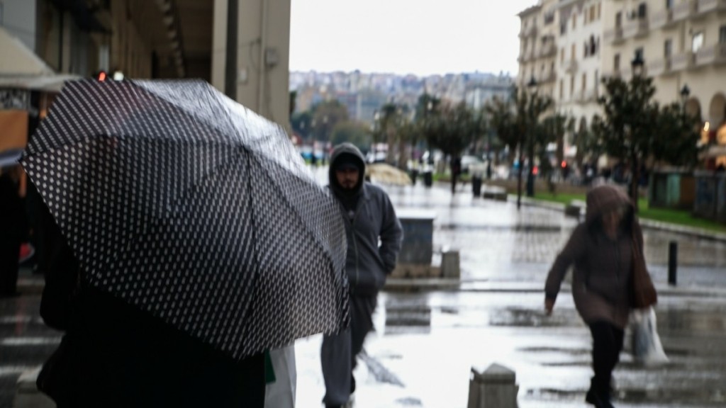 Άστατος ο καιρός σήμερα: Συννεφιά, λασποβροχές και μικρή πτώση της θερμοκρασίας