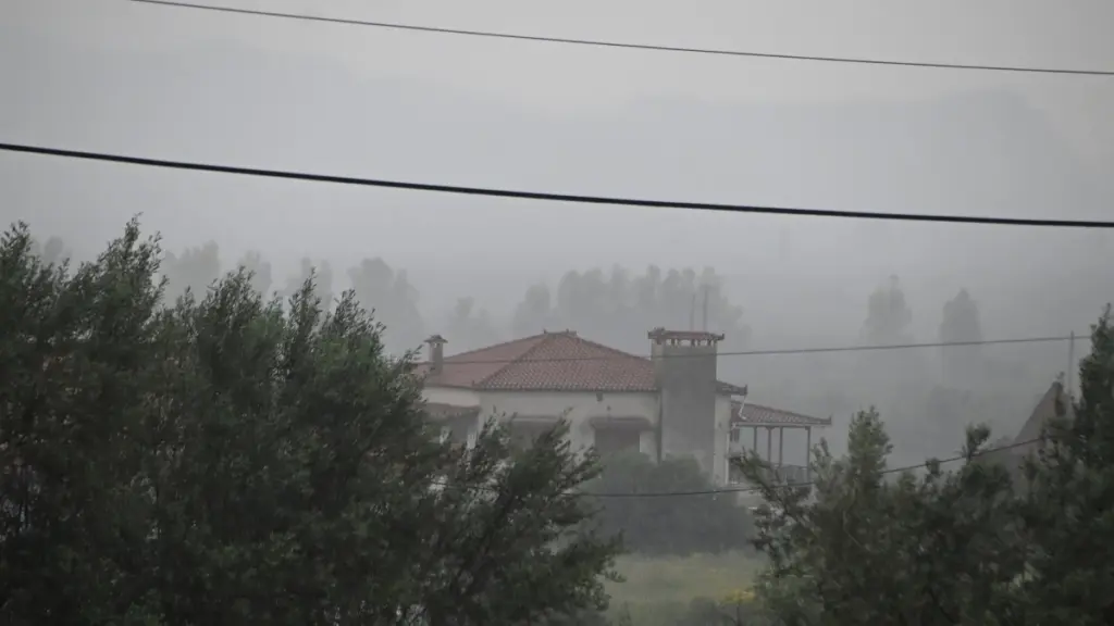 Με βροχές, καταιγίδες και χαλάζι ο καιρός σήμερα – Ποιες περιοχές επηρεάζονται