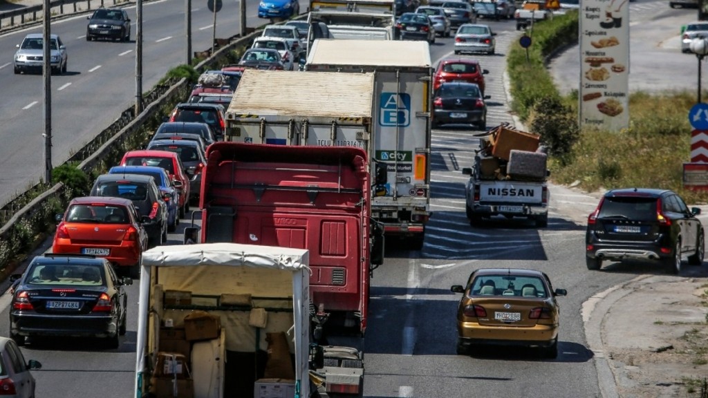 Κίνηση τώρα: Στο βαθύ “κόκκινο” η Κηφισίας, ουρές οχημάτων στο ύψος του Σκαραμαγκά