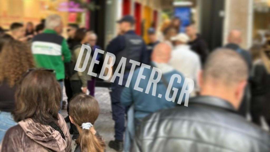 Ερμού: Επεισόδιο με καλλιτέχνη του δρόμου – Αστυνομικός προσπάθησε να τον διώξει και παρενέβη πολίτης (Βίντεο)